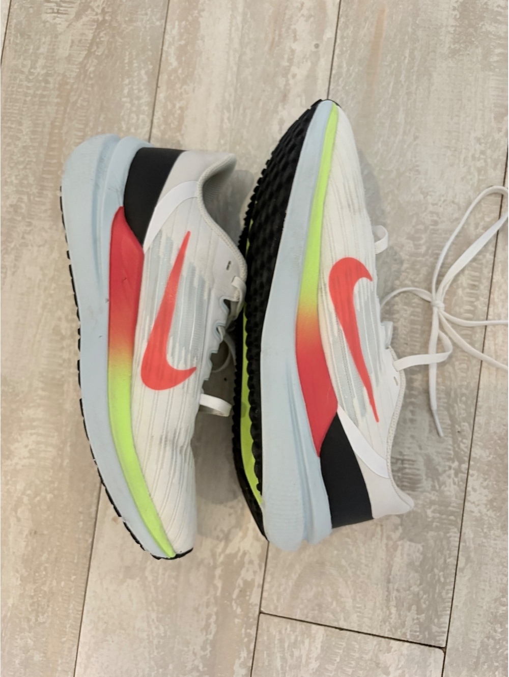Nike Air Winflo 9 Women’s Size 7 White Volt Bright Crimson Running Shoes